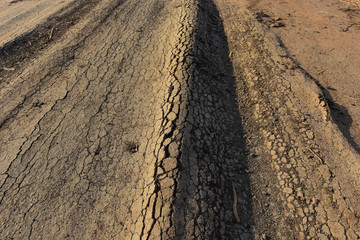 The old paved and flooded roads and ramparts were flooded.
