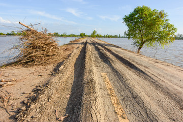 The old paved and flooded roads and ramparts were flooded.
