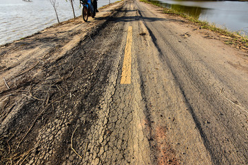 The old paved and flooded roads and ramparts were flooded.
