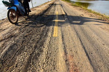 The old paved and flooded roads and ramparts were flooded.
