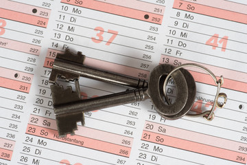 Ein Kalender und ein Schlüssel