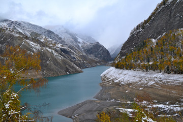 lac de montagne en automne