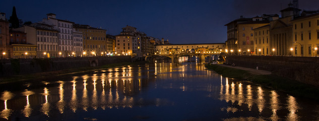 Fototapeta na wymiar The Ponte Vecchio bridge reflected in the River Arno in Florence at night