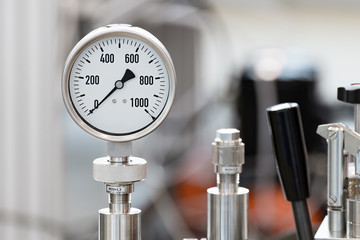 Mechanical pressure gauges.