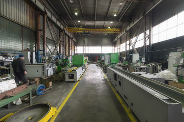 Obraz premium A long shop of a factory for the production of metalworking machines