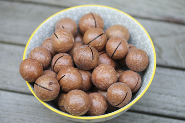 Macadamianüsse in einer Schale