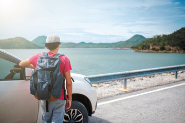Naklejka premium Man traveler traveling walking with backpack at the jungle on holiday at weekend on background nature view