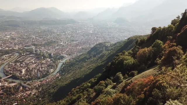 Grenoble et la bastille vus depuis un drone au dessus du Mont-Rachais