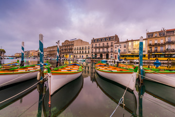 Fototapeta na wymiar Canal Royal et ses barques à Sète, Occitanie, Hérault, France
