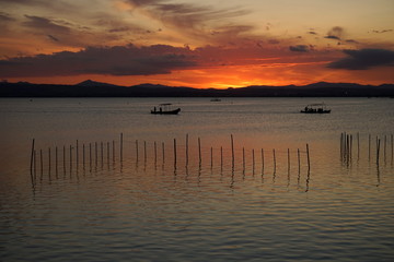 Barcas al atardecer.