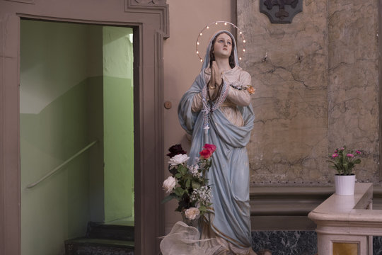 Mariabeeld in een kerk in Osimo, Italie,