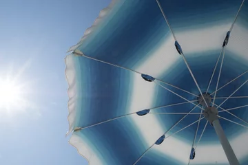 Tuinposter parasol aan het strand © twanwiermans