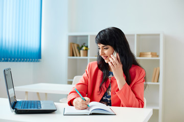 Obraz premium business woman talking on the phone