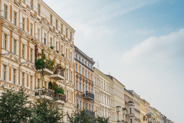 Obraz premium hdr picture of luxury row houses in berlin for real estate with copy space in the sky