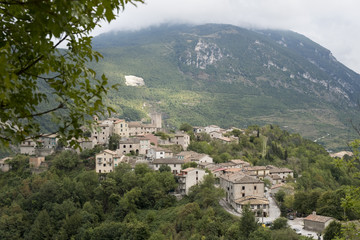 Fototapeta premium Genga in het Parco Naturale Regionale Gola della Rossa e di Frasassi.