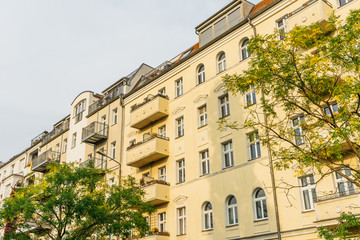 Fototapeta na wymiar yellow houses in berlin