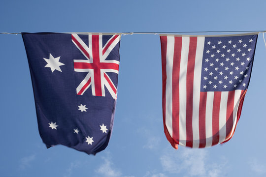 de vlaggen van NieuwZeeland en de verenigde staten van Amerika