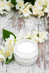 Obraz na płótnie Canvas Moisturizing cream with jasmine flowers