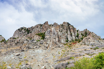 Fototapeta na wymiar view eroded rocks of Demerdzhi Mountain from park