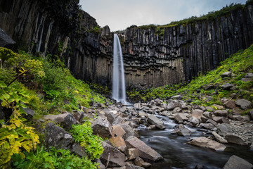 Wasserfall mit Orgelpfeifen in Island