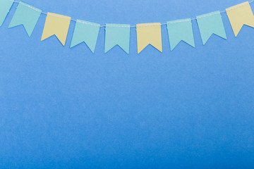 födelsedags/ student vimpel på blå pappers bakgrund med utrymme före gen text
