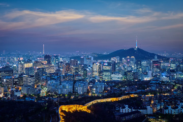 Naklejka premium Nocna panorama Seulu, Korea Południowa.