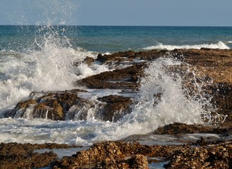 OLEAJE CHOCANDO CONTRA ROCAS DELA COSTA