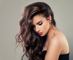 Naklejka premium Sexy Young Fashion Model. Alluring Woman with Wavy Hair