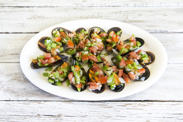 Vinaigrette mussels served on a plate.