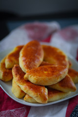горячие пирожки на тарелке 