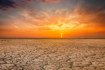 Fototapeten Rissige Erde Boden Sonnenuntergang Landschaft © Dmitry Rukhlenko
