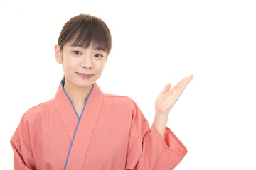案内する笑顔のウェイトレス
