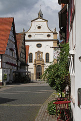 Blick auf das ehemalige Franziskanerkloster in L&uuml;gde