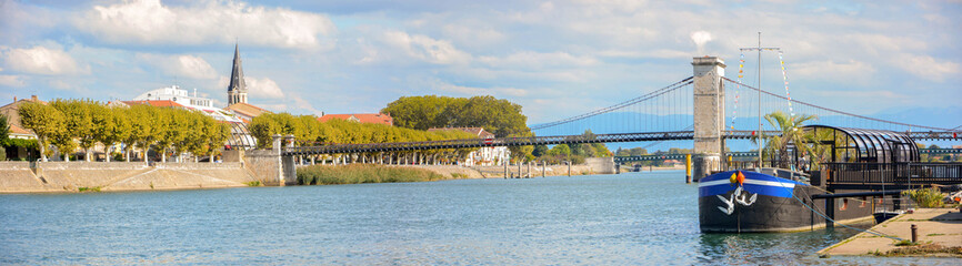 Passerelle Marc Seguin entre Tournon sur Rh&ocirc;ne en Ard&egrave;che et Tain L'Hermitage en Dr&ocirc;me