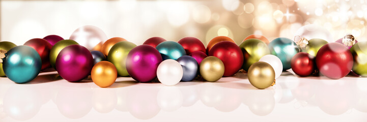 panorama mit vielen bunten christbaumkugeln