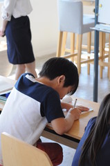 勉強する子供