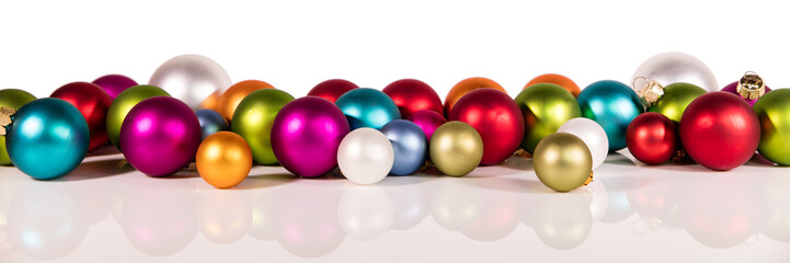 banner mit bunten christbaumkugeln auf weiß
