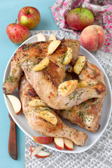 Hähnchenschenkel und Äpfel
