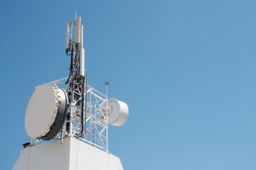 Communication antenna repeater mounted on a building