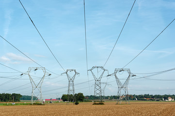 Lignes haute tension dans la campagne d'Île de France