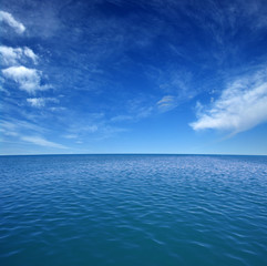 Obraz premium Niebieska powierzchnia wody morskiej