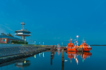 Lotsenboote und Kontrollturm  an der Flussmündung der Trave in Travemünde