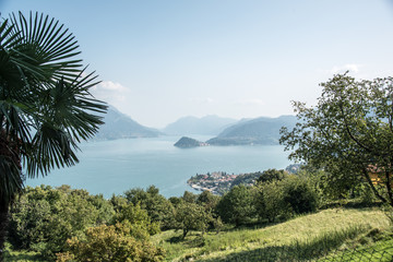 Fototapeta na wymiar Blick auf den Comersee, im Hintergrund die Halbinsel Bellagio