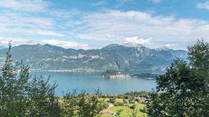 Blick über Griante zum Comer See mit Halbinsel Bellagio