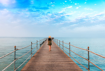 Obraz premium young girl on the pier