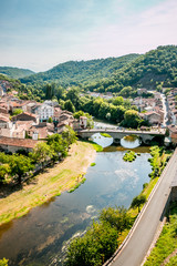 Fototapeta premium Vue sur le village de Laguépie et le Viaur du haut du Château à Saint-Martin-Laguépie