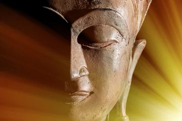 Poster Bouddha Bouddhisme zen. Rayons de lumière divine d& 39 illumination spirituelle ou projection astrale sur la statue de la tête de bouddha.