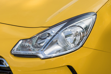 車のヘッドライト　Unusual shape car headlight