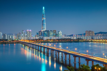 Naklejka premium Seul. Cityscape obraz Seulu i rzeki Han podczas godziny zmierzchu niebieski.