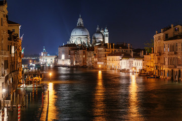 Fototapeta na wymiar Night on canal in Venice